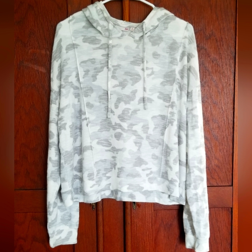 Soft pullover Hoodie by SO. Women's XL but fits M. Light camo colors.